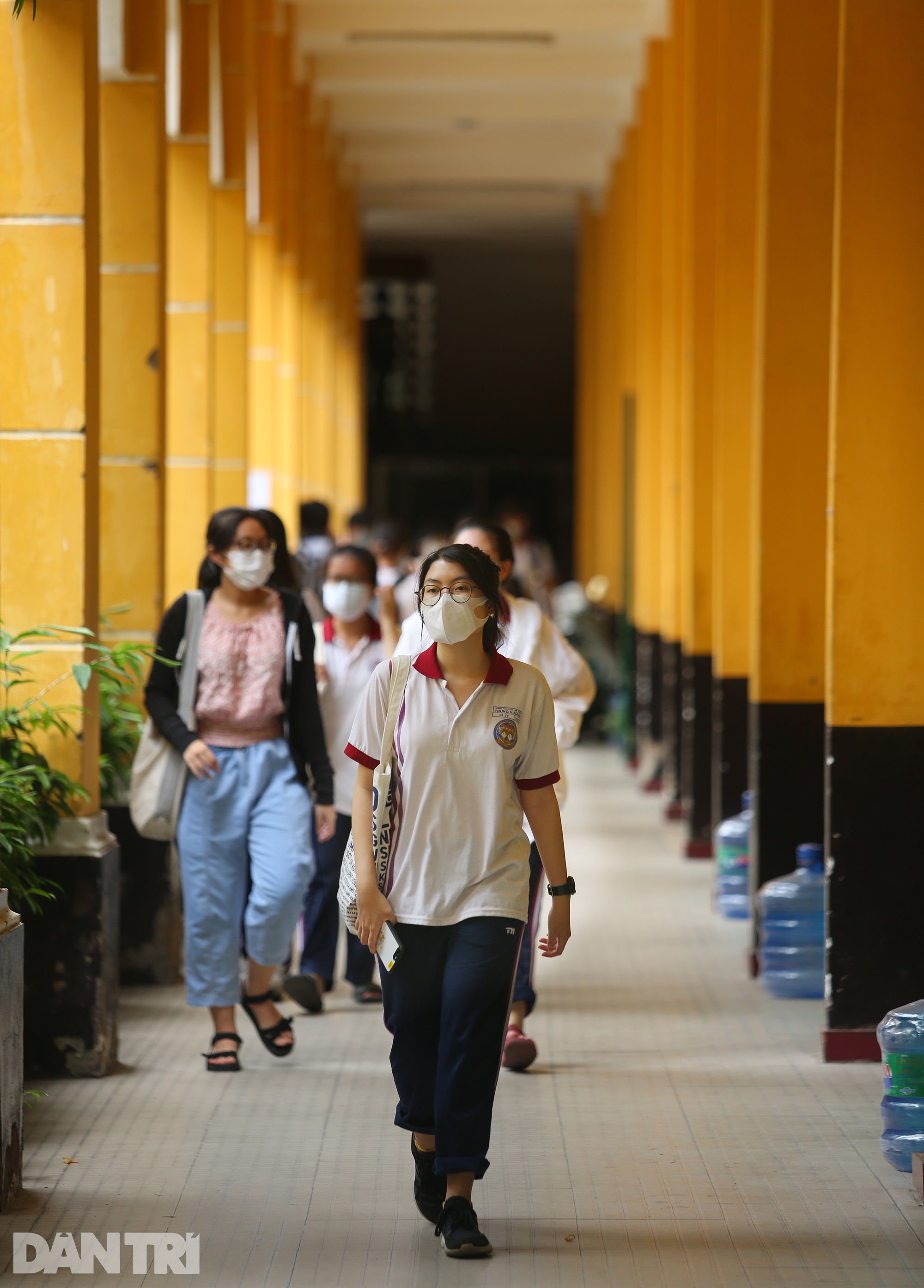 Thí sinh thi tốt nghiệp ở TPHCM được phát kính chống giọt bắn phòng Covid - 13 Thí sinh thi tốt nghiệp ở TPHCM được phát kính chống giọt bắn phòng Covid - 13