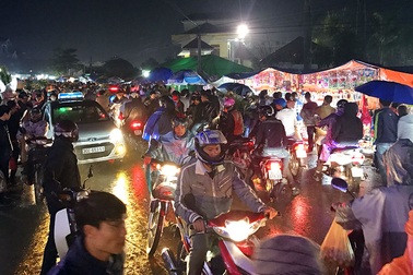 Vạn người đội mưa "mua may" ở chợ Viềng