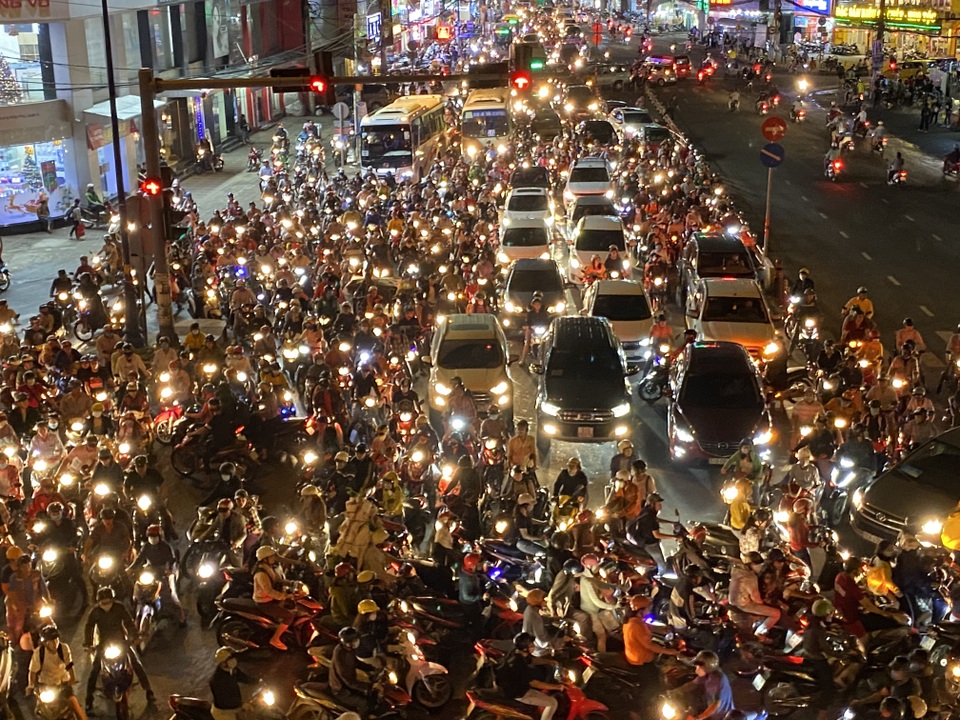 Cửa ngõ Sài Gòn “thất thủ”, CSGT ngăn xe vào trung tâm Thủ Đức - 6 Cửa ngõ Sài Gòn “thất thủ”, CSGT ngăn xe vào trung tâm Thủ Đức - 6