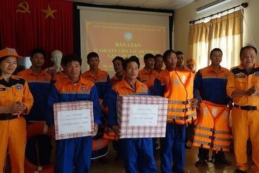 Cứu 11 thuyền viên trên tàu cá bị hỏng máy, nước tràn vào khoang