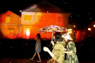 Hội An: Du khách "đội mưa" xem trình diễn ánh sáng