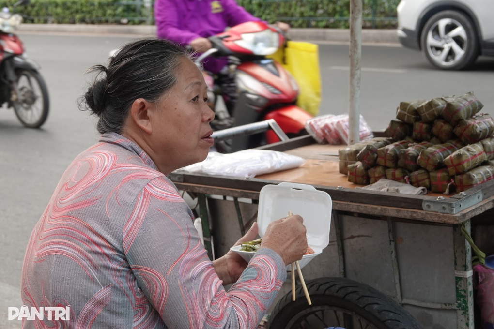 Mẹ già mỗi ngày đi 70km lên TPHCM bán bánh tét nuôi gia đình - 4 Mẹ già mỗi ngày đi 70km lên TPHCM bán bánh tét nuôi gia đình - 4
