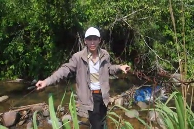 Cán bộ huyện trao đổi với PV về những cây cầu treo "lạnh gáy" ở Quảng Nam.