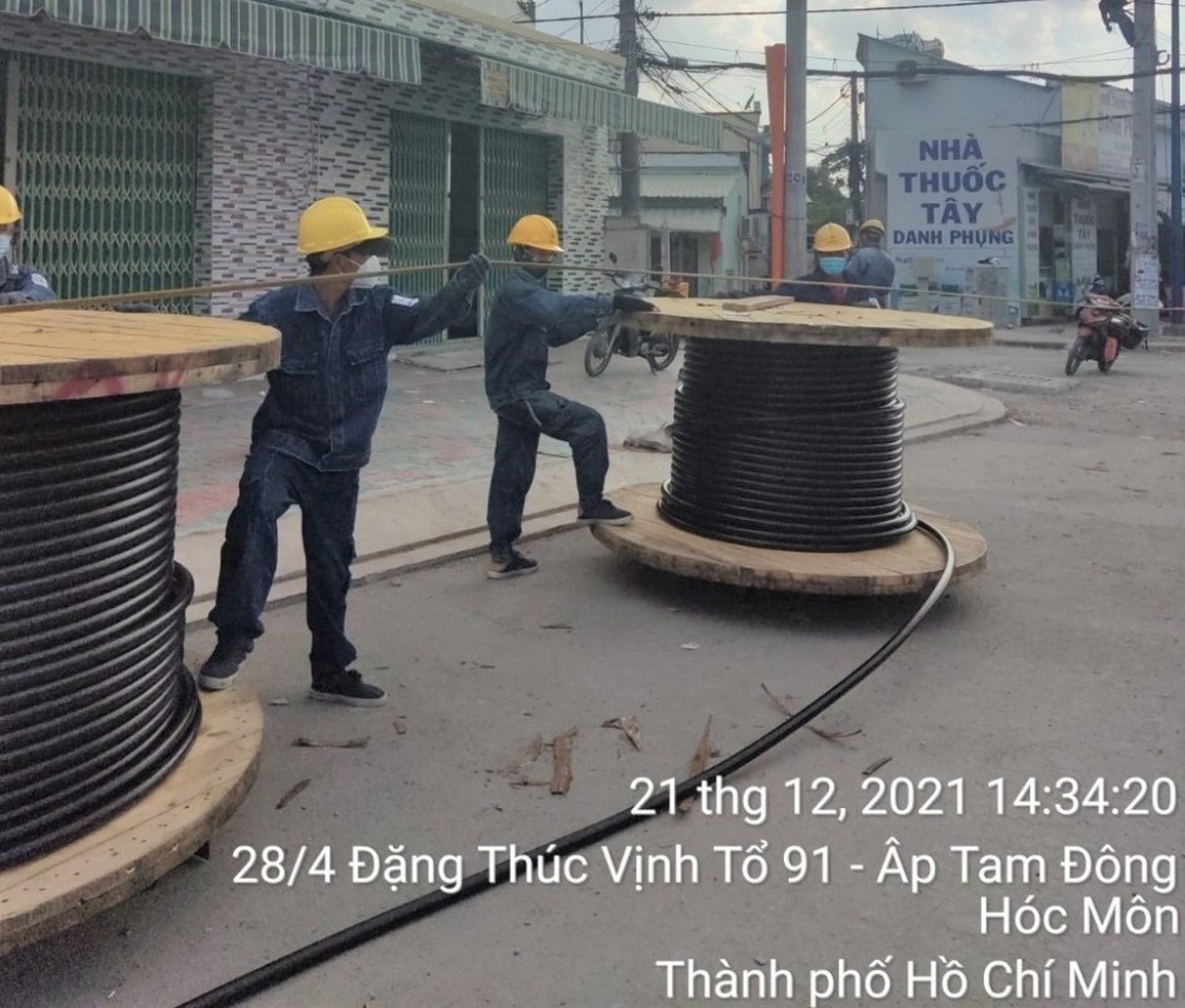 Nhiều khó khăn khi thi công đường lưới điện mở rộng đường Đặng Thúc Vịnh - 3 Nhiều khó khăn khi thi công đường lưới điện mở rộng đường Đặng Thúc Vịnh - 3