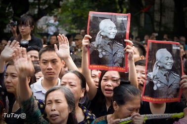 Người ra đi đầu không ngoảnh lại/Sau lưng thềm nắng lá rơi đầy…