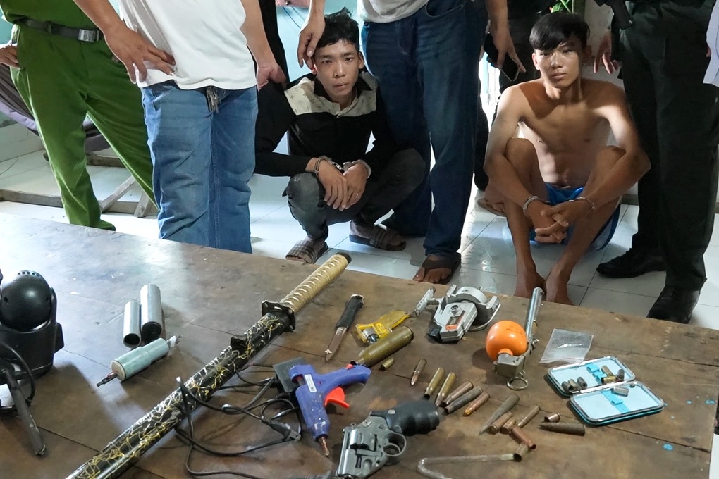 Công an bắt hai nhóm thanh niên, thu giữ nhiều vũ khí và ma túy - 2 Công an bắt hai nhóm thanh niên, thu giữ nhiều vũ khí và ma túy - 2