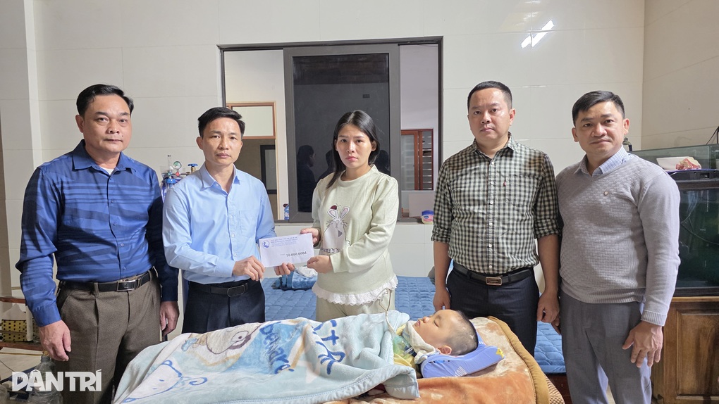 Quỹ Bảo trợ trẻ em Việt Nam hỗ trợ cậu bé 8 tuổi sống thoi thóp sau tai nạn - 1