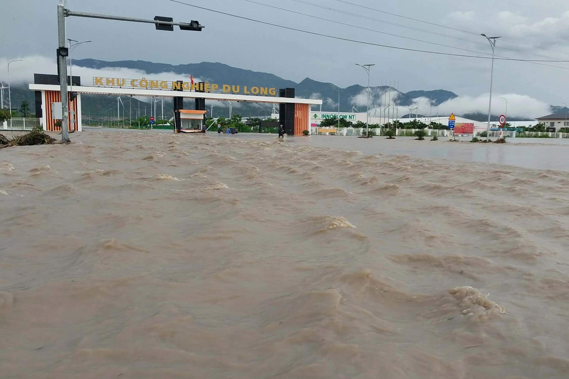 Mưa lớn, sạt lở ở Khánh Hòa làm 7 người tử vong, nhiều nơi ngập sâu - 1 Mưa lớn, sạt lở ở Khánh Hòa làm 7 người tử vong, nhiều nơi ngập sâu - 1