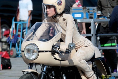 Keira Knightley cưỡi mô tô quay quảng cáo Chanel 