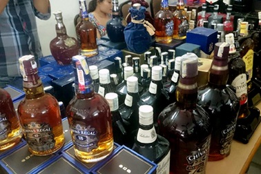 Hà Nội: Lật tẩy chiêu thức biến rượu Lào thành rượu Tây hàng hiệu