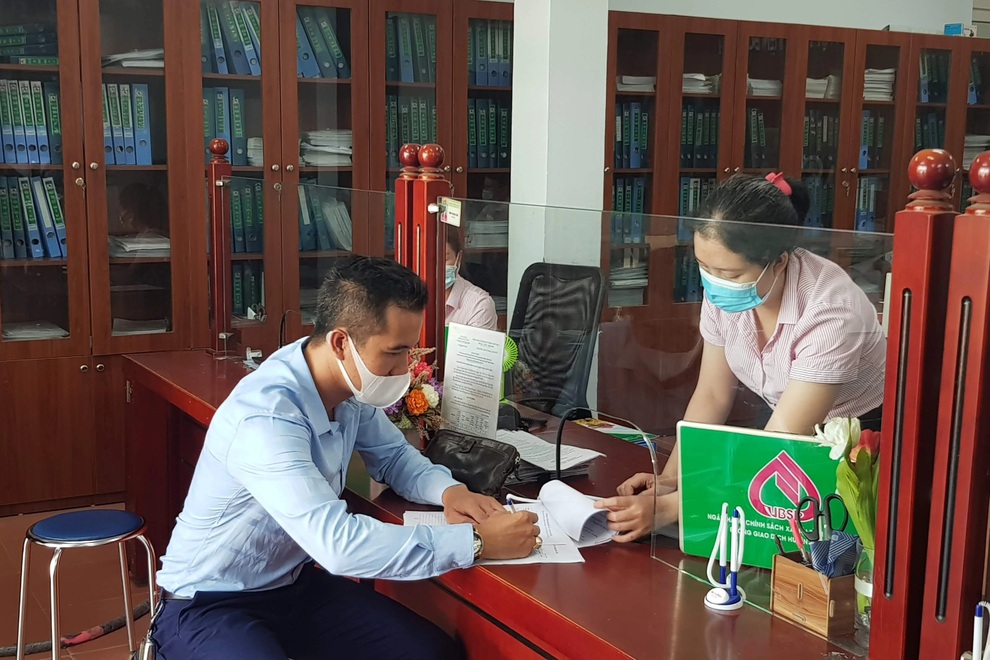 Lao động vỡ òa, doanh nghiệp bớt gánh nặng - 2 Lao động vỡ òa, doanh nghiệp bớt gánh nặng - 2