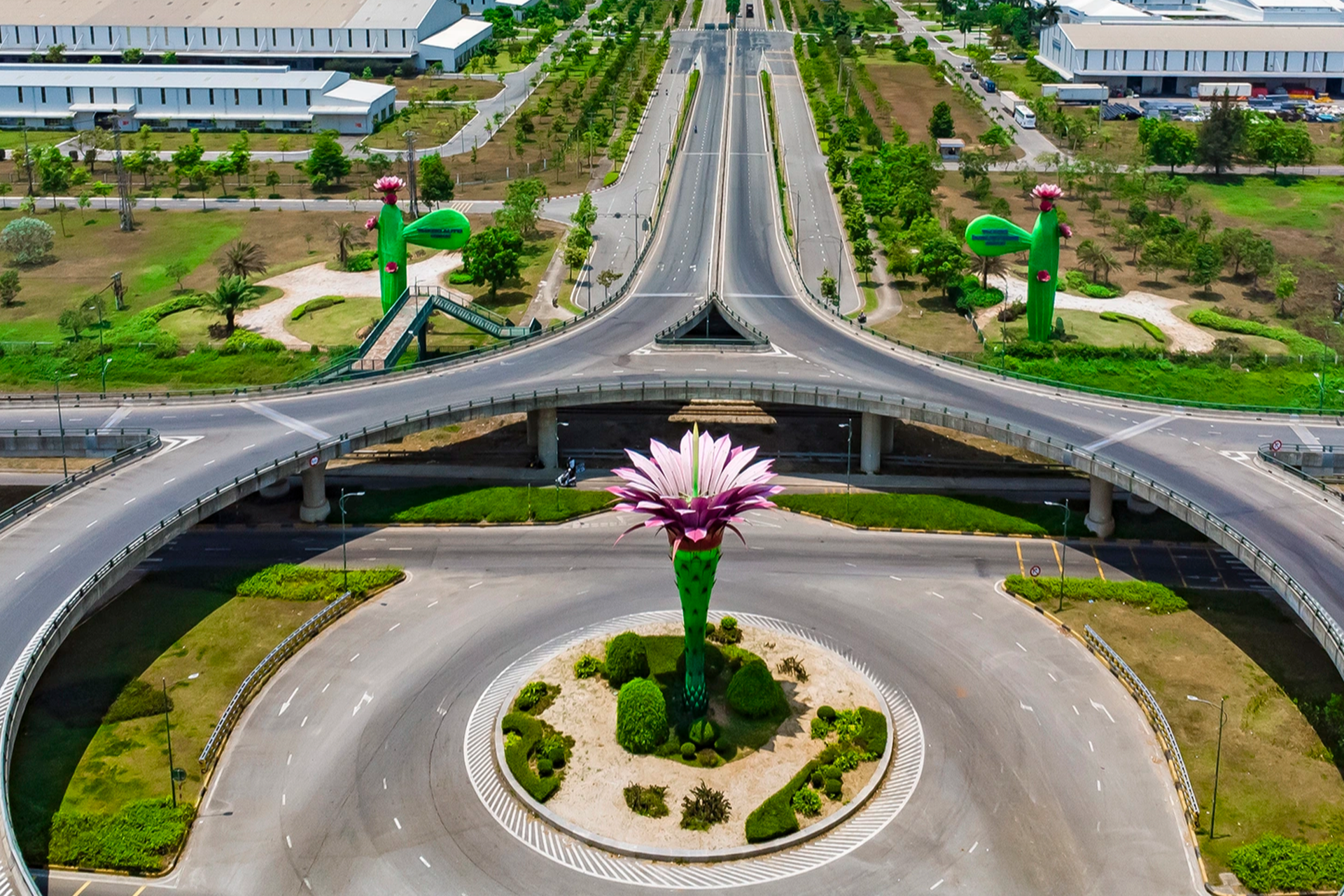Cầu vượt 2 tầng biểu tượng hoa xương rồng ở khu kinh tế mở Chu Lai - 3 Cầu vượt 2 tầng biểu tượng hoa xương rồng ở khu kinh tế mở Chu Lai - 3