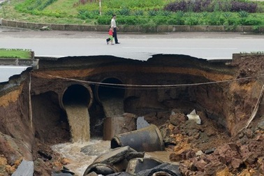 Xuất hiện “hố tử thần” sát tuyến tỉnh lộ 254