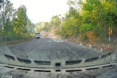 Khoảnh khắc chiếc xe lao vào vách núi