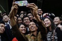 Tổng thống Indonesia xếp hàng làm thủ tục tại sân bay như thường dân