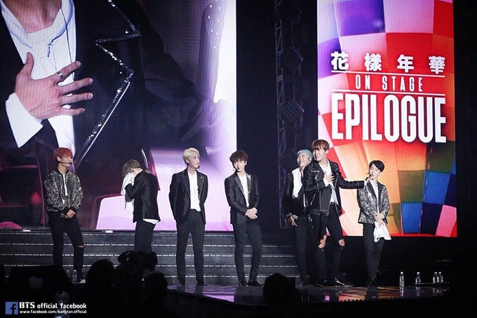 Concert đen tối năm 2016 của BTS: RM bị “ném đá”, giễu cợt khi mơ ước được Daesang, cả nhóm bị “tổng tấn công” với cáo buộc đạo nhái - Ảnh 1. Concert đen tối năm 2016 của BTS: RM bị “ném đá”, giễu cợt khi mơ ước được Daesang, cả nhóm bị “tổng tấn công” với cáo buộc đạo nhái - Ảnh 1.