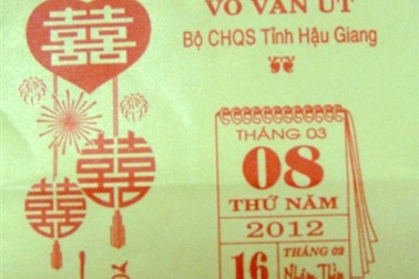 Lại in tên cơ quan lên thiếp mời cưới con