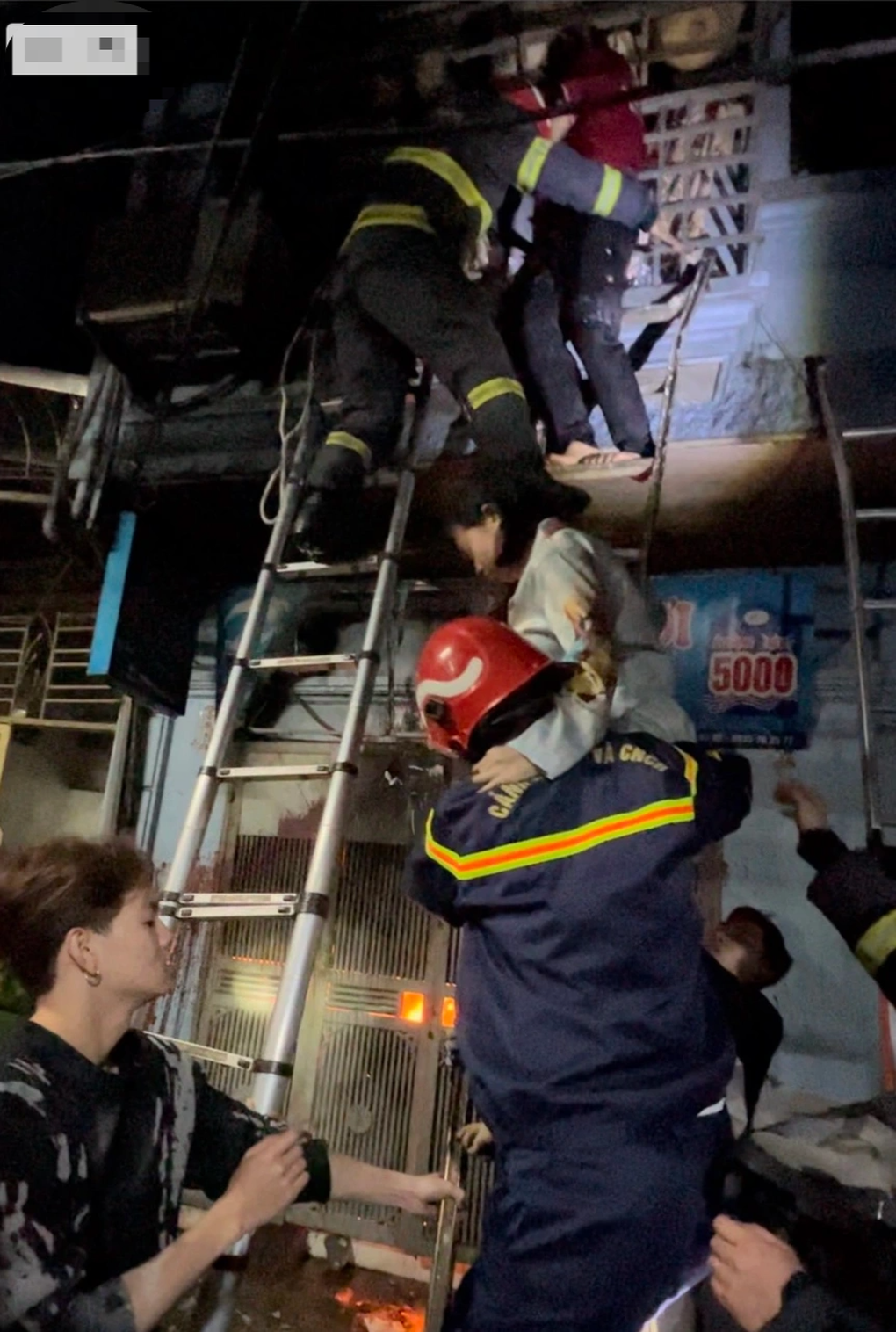 Hà Nội: Cảnh sát giải cứu 3 người thoát khỏi căn nhà cháy lúc rạng sáng - 2