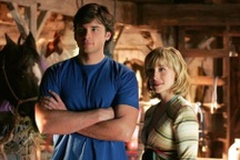 Nữ diễn viên "Thị trấn Smallville" ngồi tù vì tham gia giáo phái tình dục