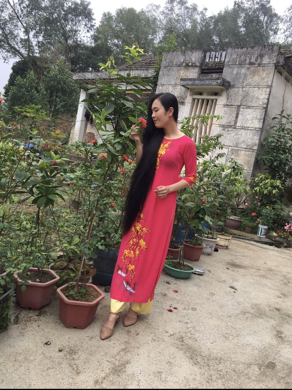Cô gái cắt tóc nuôi 15 năm tặng bệnh nhân ung thư, dân mạng thả bão like - 3 Cô gái cắt tóc nuôi 15 năm tặng bệnh nhân ung thư, dân mạng thả bão like - 3