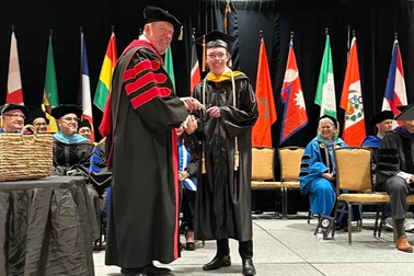 Cậu bé 14 tuổi tốt nghiệp đại học sau 2 năm, điều hành 2 công ty công nghệ