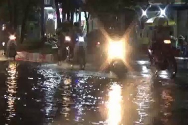 Video: Đường phố Bạc Liêu "biến" thành sông sau cơn mưa lớn.