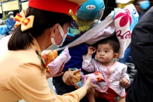 CSGT Bạc Liêu tặng nước, bánh ấm lòng người xa xứ về quê nghỉ lễ