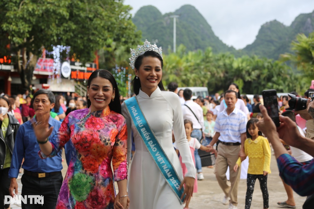 Người dân vây kín chào đón tân Hoa hậu Biển đảo Việt Nam - 2 Người dân vây kín chào đón tân Hoa hậu Biển đảo Việt Nam - 2
