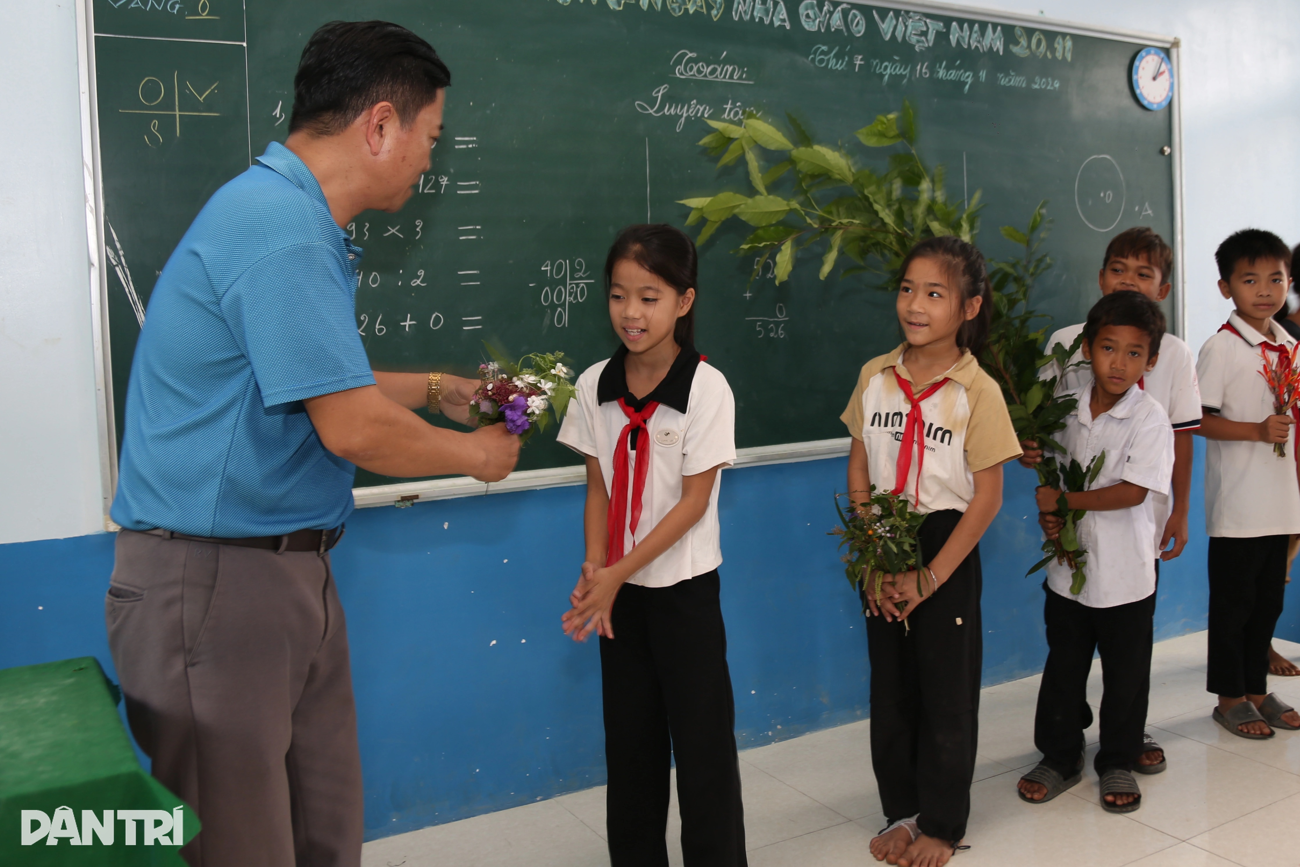 Spesielle gaver fra elever i høylandet til lærere 20.–2. november Những món quà đặc biệt của học sinh vùng cao tặng thầy giáo dịp 20/11 - 2