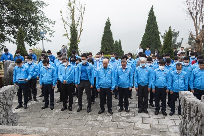 Đoàn công tác thực hiện nghi lễ tưởng niệm anh linh các anh hùng, liệt sỹ là công nhân vùng mỏ