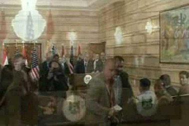 Tổng thống Mỹ Bush bị ném giày