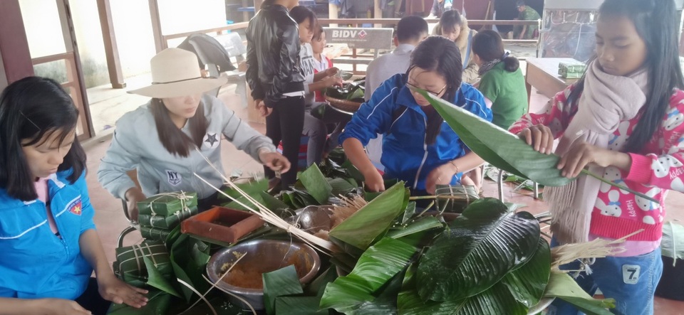 Thầy cô mổ heo, gói bánh cho học sinh vùng cao đón Tết - 2 Thầy cô mổ heo, gói bánh cho học sinh vùng cao đón Tết - 2