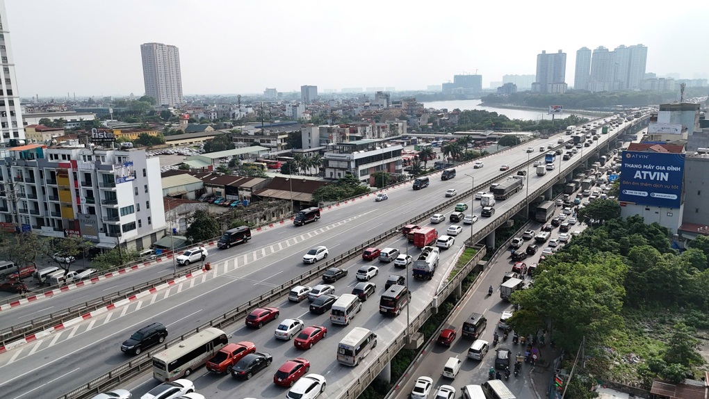 Người dân trở về Hà Nội sớm, cửa ngõ thủ đô ùn ứ - 1 Người dân trở về Hà Nội sớm, cửa ngõ thủ đô ùn ứ - 1