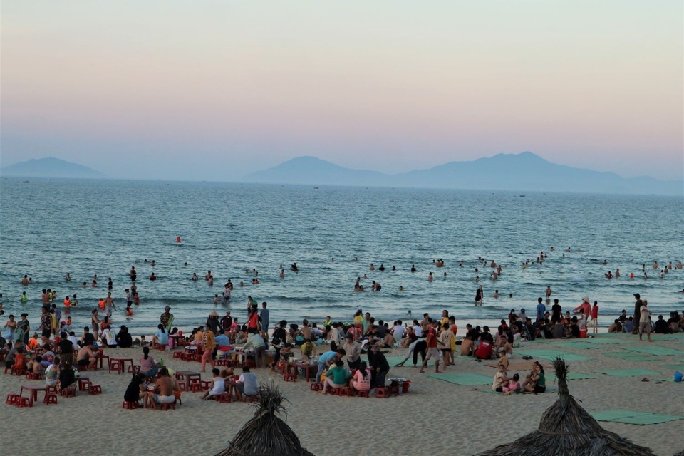 Hàng nghìn người đổ xô tắm biển, lơ là quy tắc 5K phòng chống dịch - 1 Hàng nghìn người đổ xô tắm biển, lơ là quy tắc 5K phòng chống dịch - 1