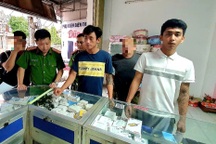 Hai đối tượng khống chế, bóp cổ ông lão để cướp tài sản