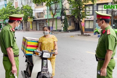 Theo chân cảnh sát xử lý người dân ra đường không lý do chính đáng