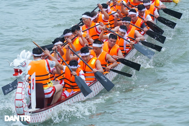 Hàng vạn người đổ về hồ Văn Lang xem đua thuyền rồng ở Phú Thọ - 10 Hàng vạn người đổ về hồ Văn Lang xem đua thuyền rồng ở Phú Thọ - 10