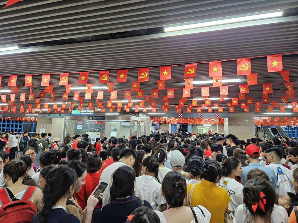 Biển người ở ga Cát Linh - Hà Đông, Hanoi Metro mách nước hành khách - 1 Biển người ở ga Cát Linh - Hà Đông, Hanoi Metro mách nước hành khách - 1