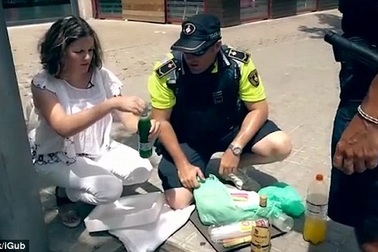 Sốc khi phát hiện đồ uống của người bán hàng rong được đặt dưới cống rãnh bẩn thỉu