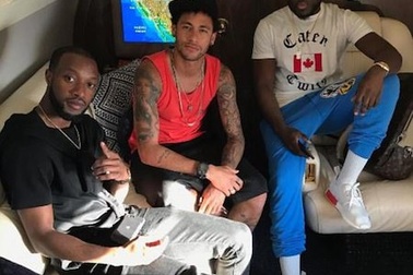 Neymar chơi sang khi đi nghỉ hè bằng chuyên cơ riêng