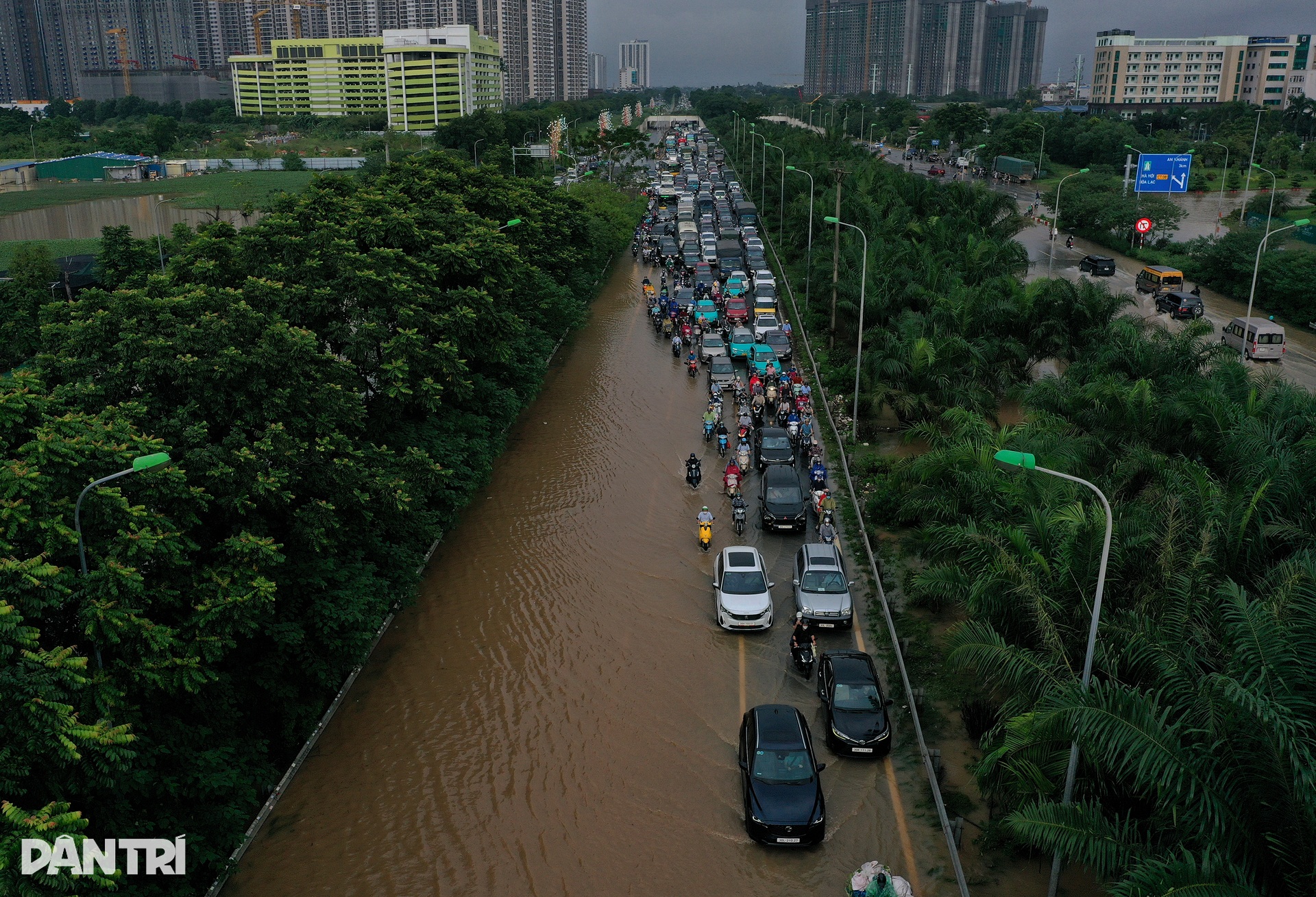 Đại lộ Thăng Long vẫn ngập sâu, ùn tắc kéo dài gần 10km trên cao tốc - 8