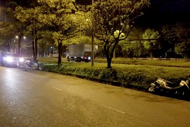 Người đàn ông chết trong tư thế nằm vắt trên dải phân cách