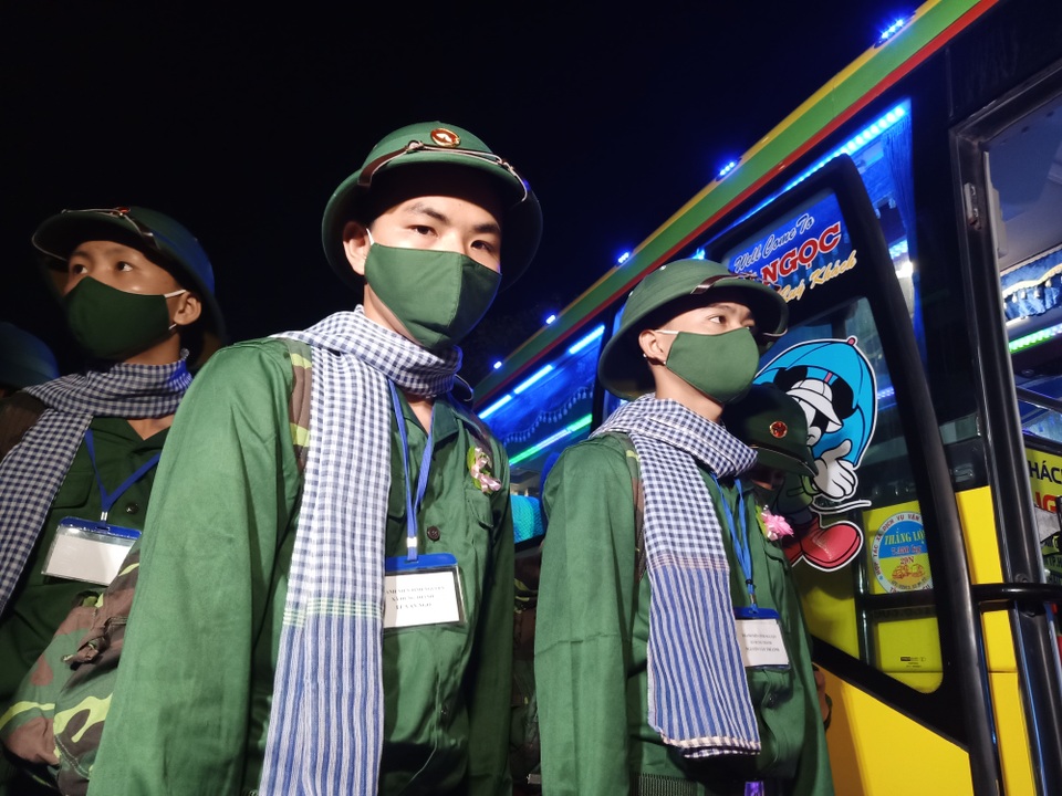 Hàng ngàn thanh niên hăng hái lên đường nhập ngũ - 8 Hàng ngàn thanh niên hăng hái lên đường nhập ngũ - 8