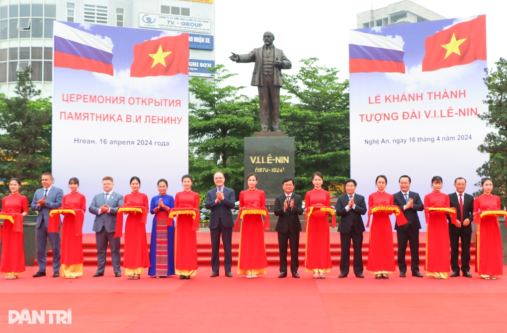 Khánh thành tượng Lê-nin nặng 4,5 tấn tại Nghệ An - 1