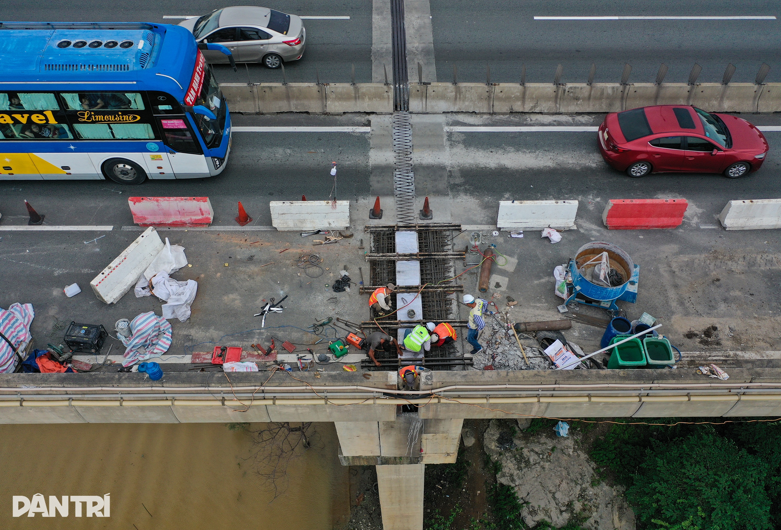 Kemacetan lalu lintas di Ho Chi Minh City - Long Thanh Expressway mencapai 5 km akibat perbaikan jembatan - 8 Cao tốc TPHCM - Long Thành kẹt xe kéo dài hơn 5km vì sửa cầu - 8