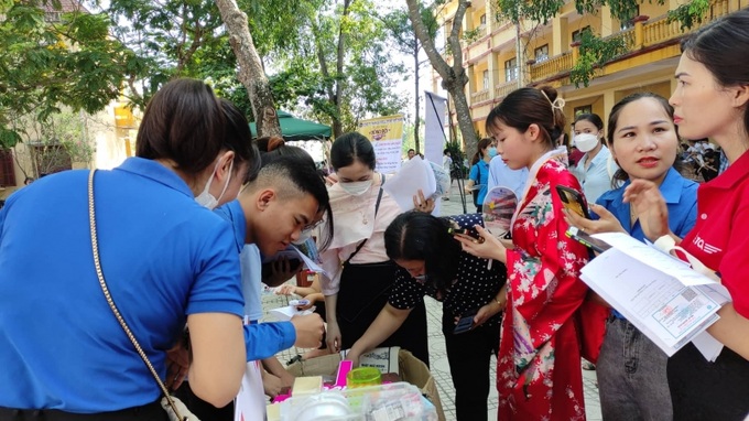  Học sinh, sinh viên và người lao động tìm hiểu cơ hội việc làm tại phiên giao dịch