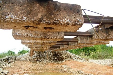 Hà Tĩnh: Đường sắt tan tành sau lũ