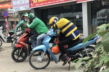 Dịch corona: Xe ôm “đói” khách, tài xế bấm điện thoại ngồi chơi cả ngày