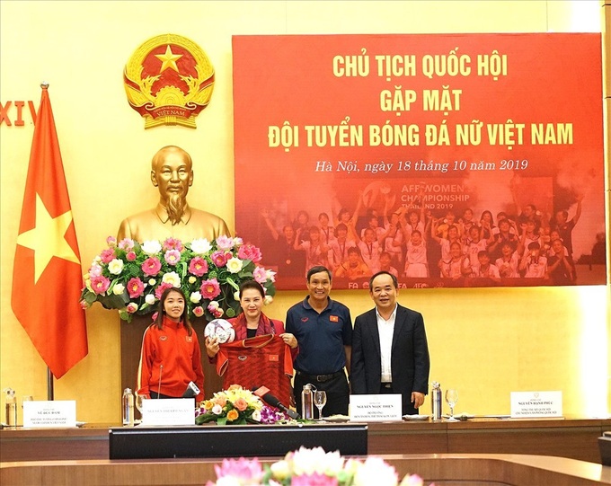 Chủ tịch Quốc hội kỳ vọng bóng đá nữ Việt Nam tham dự World Cup 2023 - Ảnh 2.