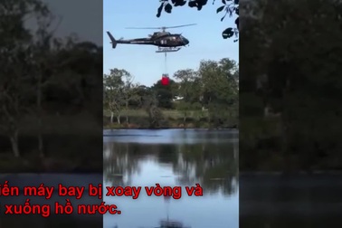 Trực thăng cứu hỏa bị rơi khi đang lấy nước trong hồ để chữa cháy